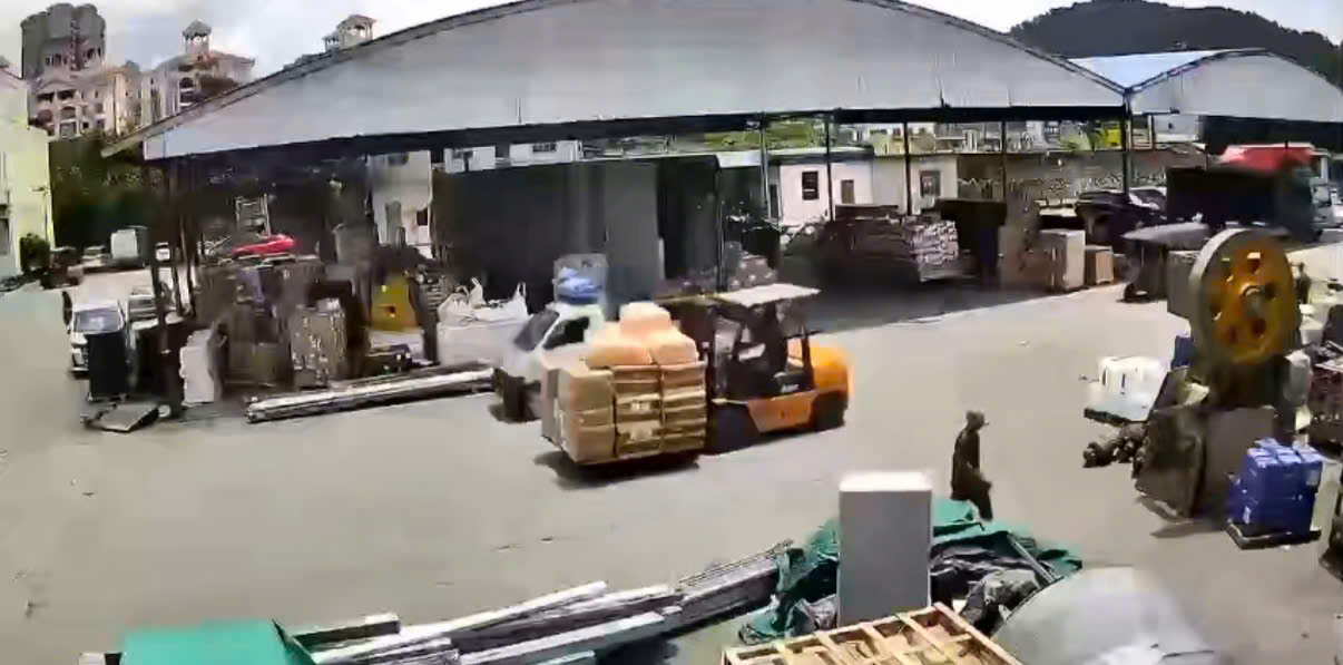 Khu vực xe nâng và tập kết hàng tại kho Trung Quốc