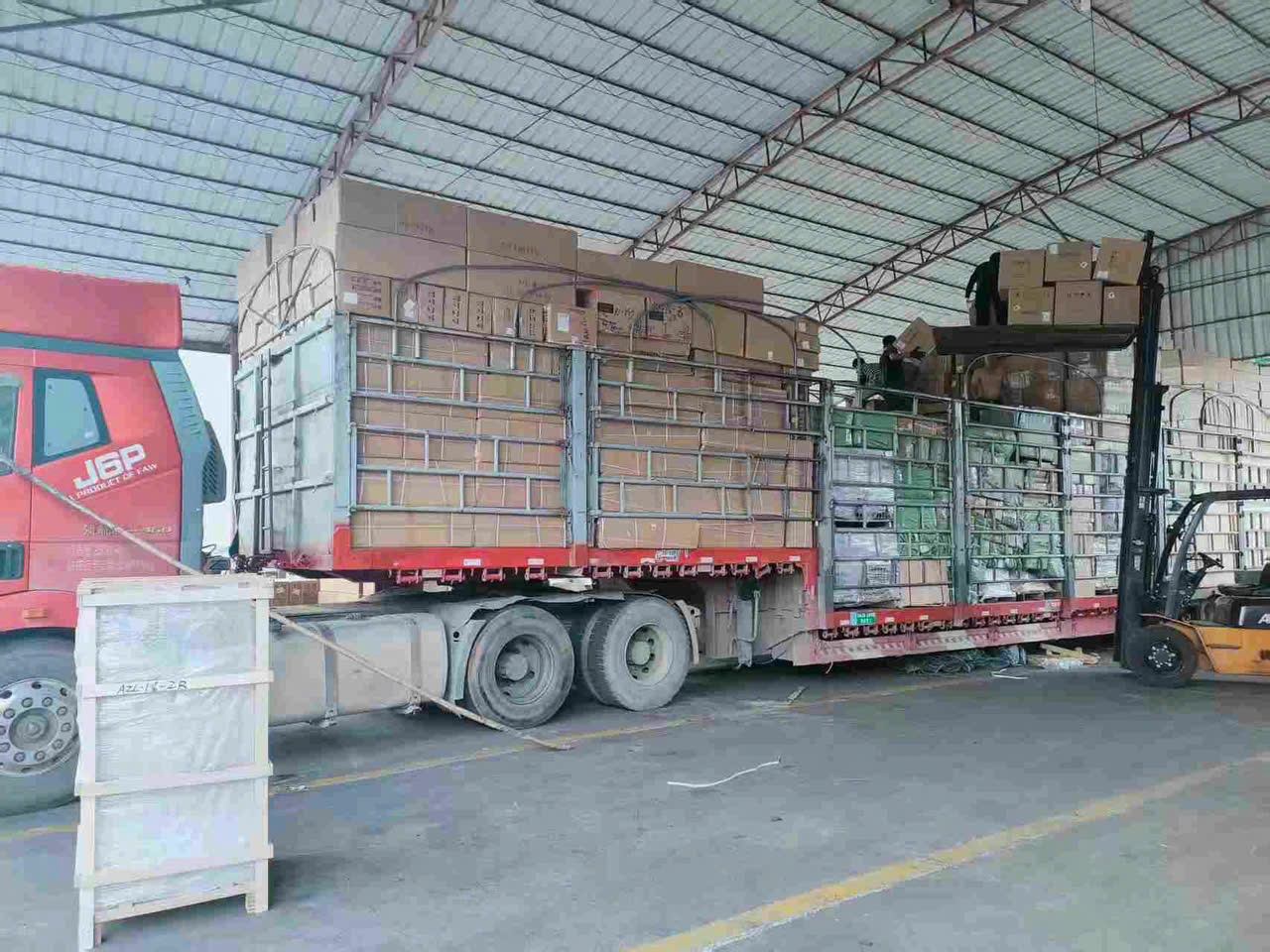 Xe nâng xếp hàng lên xe tải tại kho Trung Quốc